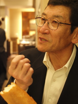 生地も捏ねるが、理屈も捏ねる。超理論派。